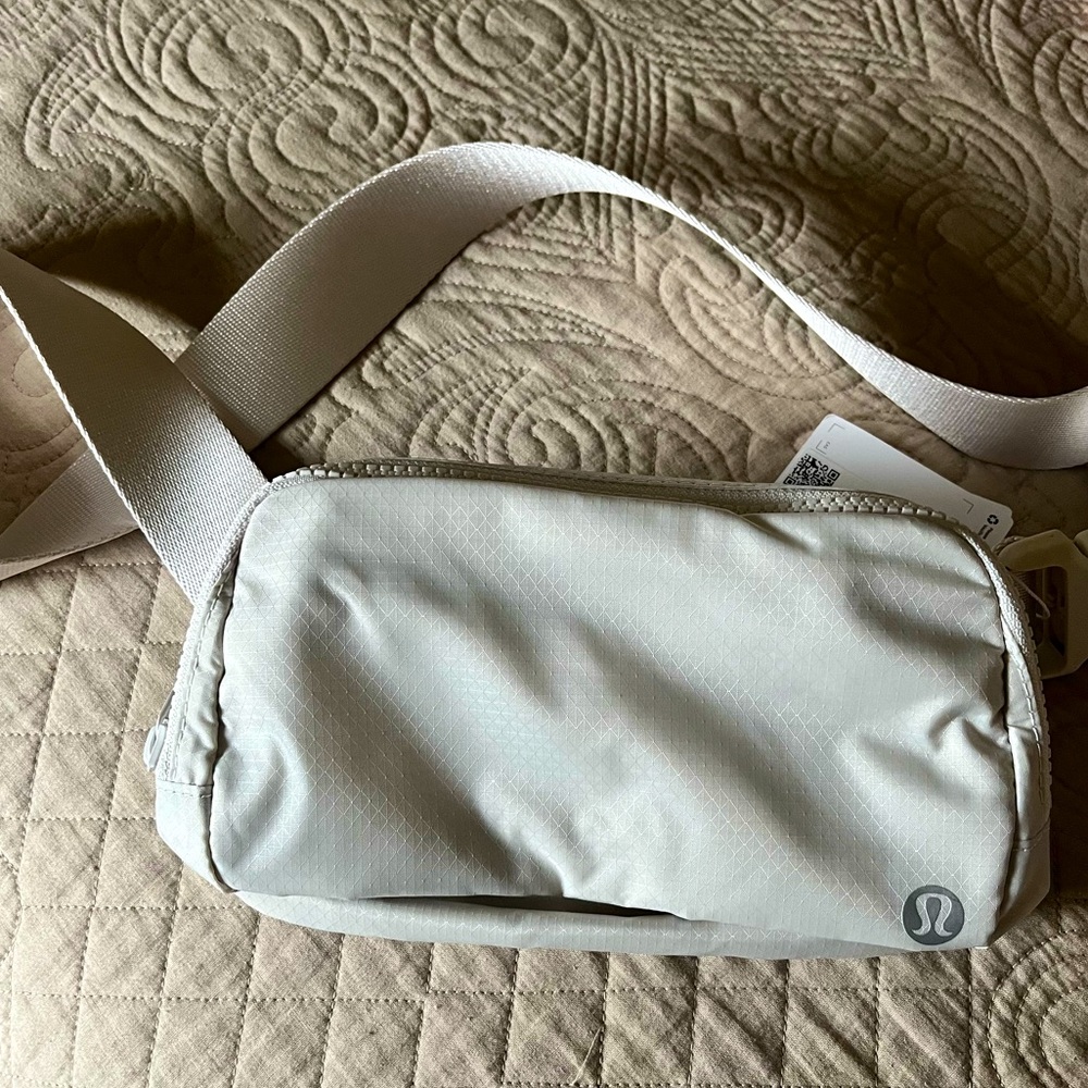 Lululemon Everywhere Belt Bag NWT / White Opal (cream)